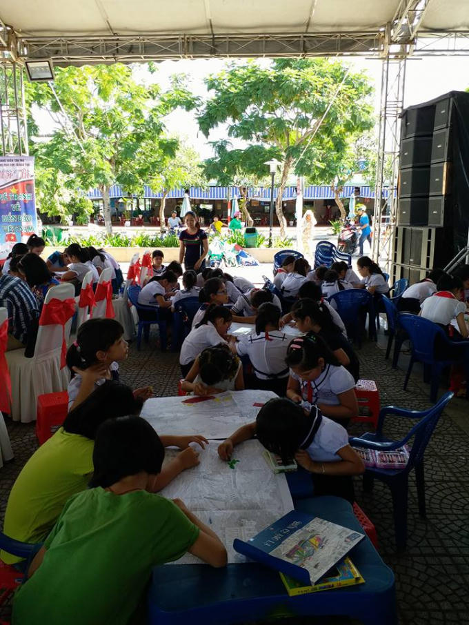 Mỗi đội 6 em miệt mài hoàn thiện bài thi của ban tổ chức đề ra.