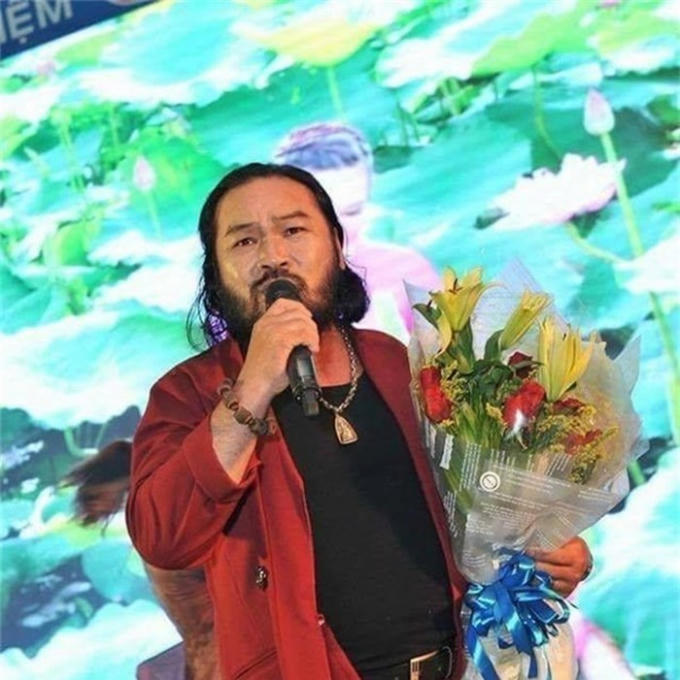Lê Quang chuyển sang đi hát để kiếm tiền nuôi gia đình.