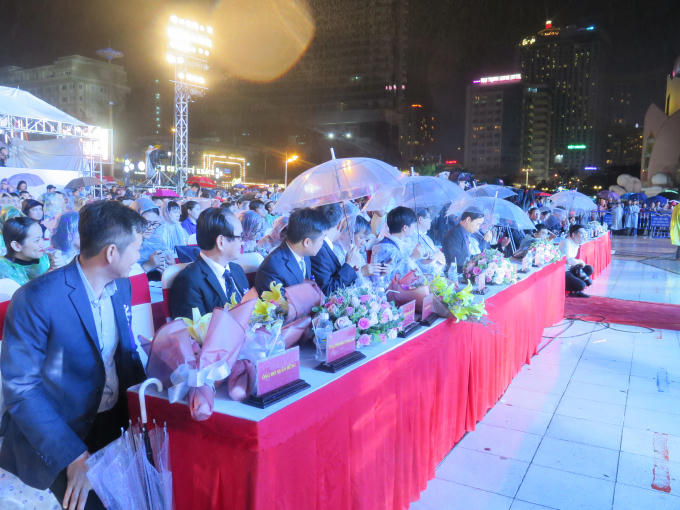 Dù tiết trời Nha Trang có mưa nhưng chương trình vẫn thu hút đông đảo các cấp lãnh đạo, nhân dân và khách du lịch đến tham dự.