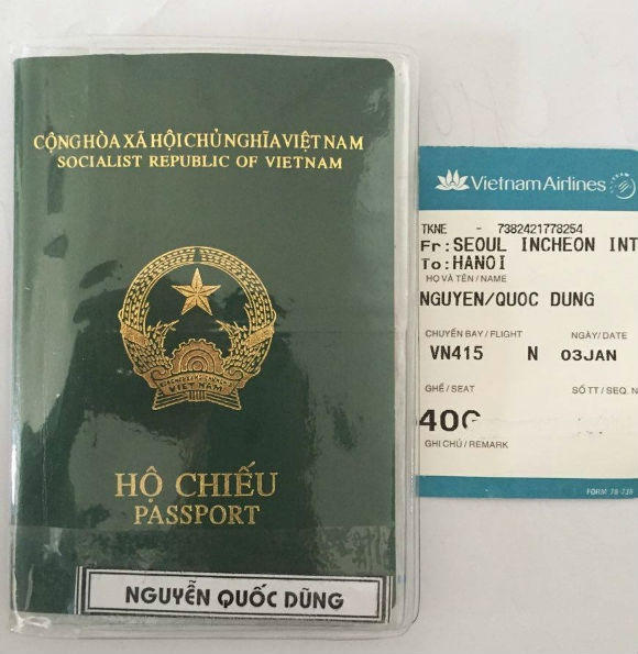 Hộ chiếu và vé máy bay chuyến bay VN415 của khách hàng Nguyễn Quốc Dũng.