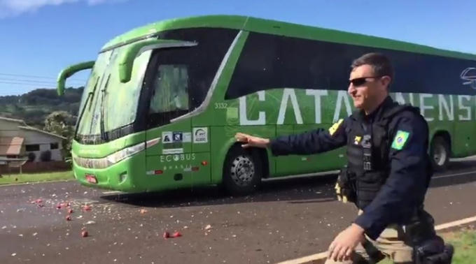 Cụ thể, xe bus chở ĐT Brazil trở về từ sân bay Galeao thì bị các CĐV chặn đường ném gạch đá, trứng thối. Các nhân viên an ninh đã phải xuống dọn đường thì xe bus chở ĐT Brazil mới có thể đi tiếp.