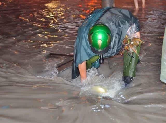 Đội mưa thông đường thoát nước.(Nguồn: Facebook).