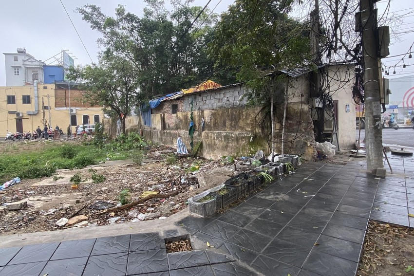 Do thường xuyên đi làm xa nên ông Hoàng Văn Bắc cho ông Trịnh Văn Hợp mượn nhà để buôn bán.