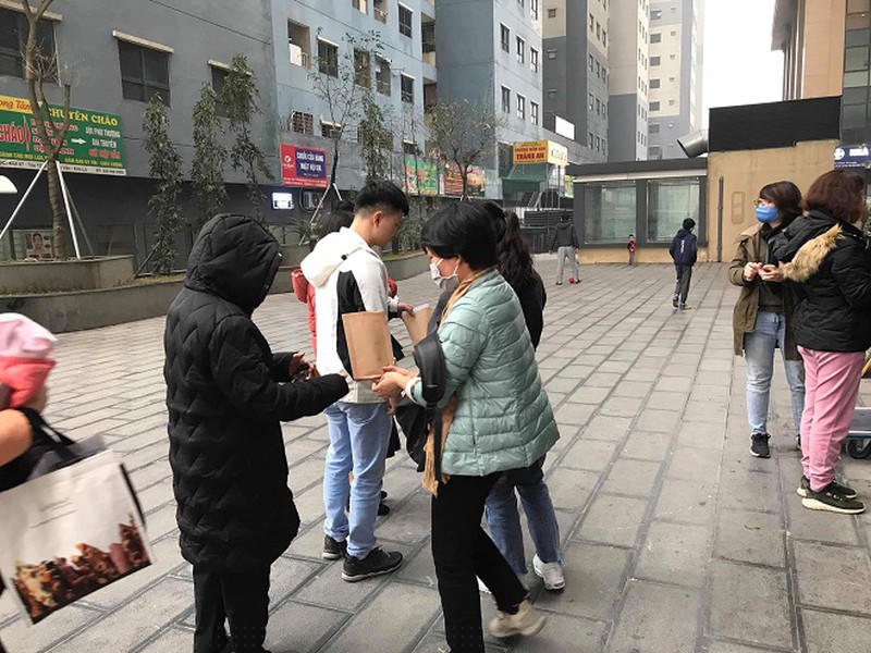 Một doanh nghiệp phát nước rửa tay miễn phí cho người dân.