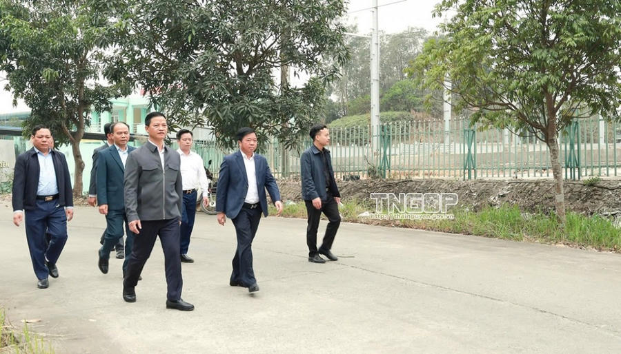 Đoàn công tác kiểm tra tình hình thực hiện việc xử lý rác thải tại Công ty Cổ phần Môi trường Thái Nguyên thuộc phường Phúc Thuận.