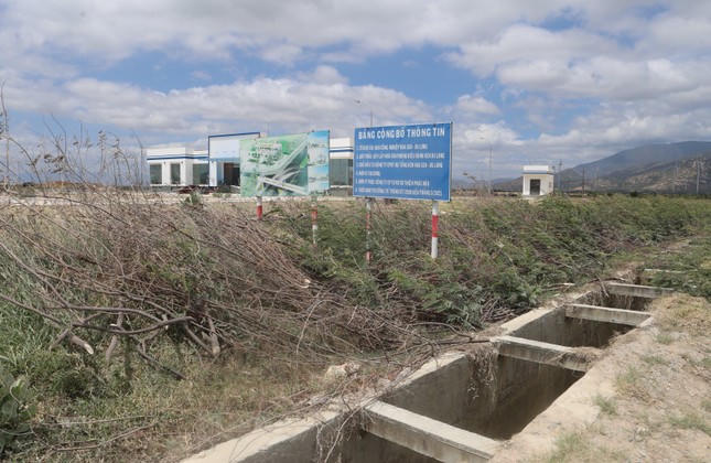 Hạ tầng KCN Du Long vẫn chưa được xây dựng hoàn thiện. Ảnh CÔNG HOAN.