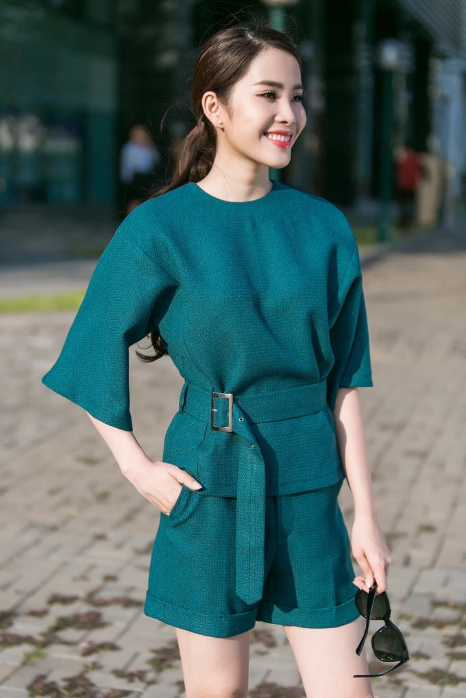 Hoa khôi Nam Em ngày càng có gu thời trang tinh tế.