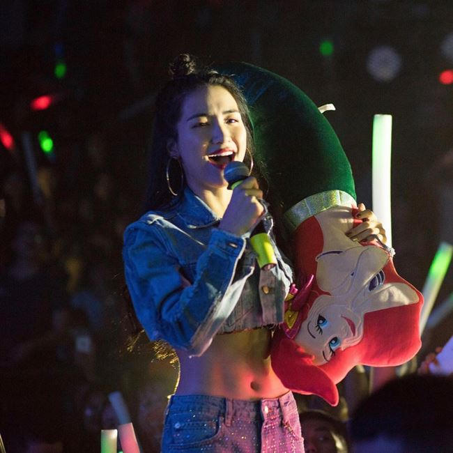 Mỗi thời điểm, cơ thể thay đổi khác nhau và Hòa Minzy cũng không ngoại lệ khi có được thân hình như hiện tại, cô ăn rất nhiều mà cũng không tăng cân.