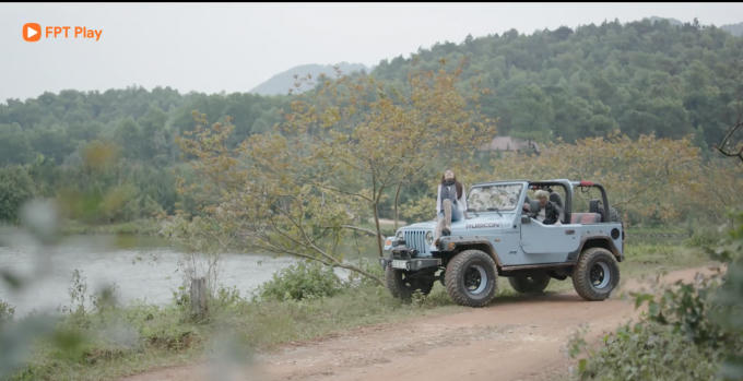 Cảnh hẹn hò trên xe Jeep của Hồng Anh Kichi và Minh Tít.
