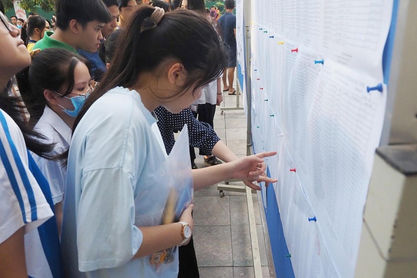 Thi sinh tra cứu thông tin trong kỳ thi vào lớp 10 ở Hà Nội. Ảnh: Gia Khiêm