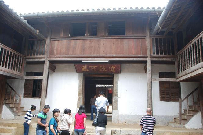 Bên trong dinh thự Nhà Vương.