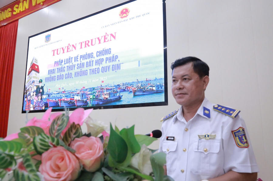 Đồng chí Đại tá Nguyễn Thái Dương, Ủy viên Ban Thường vụ Đảng ủy, Phó Chính ủy BTL Vùng Cảnh sát biển 4 phát biểu tại hội nghị