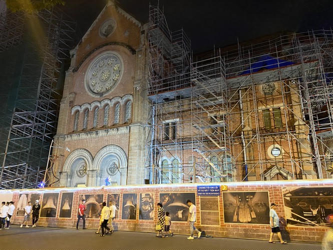 Bên hong Nhà thờ Đức Bà cũng là điểm đến của người dân khi ngồi uống nước, đi dạo vào mỗi tối. Hình ảnh trước và trong những ngày cách ly xã hội 2