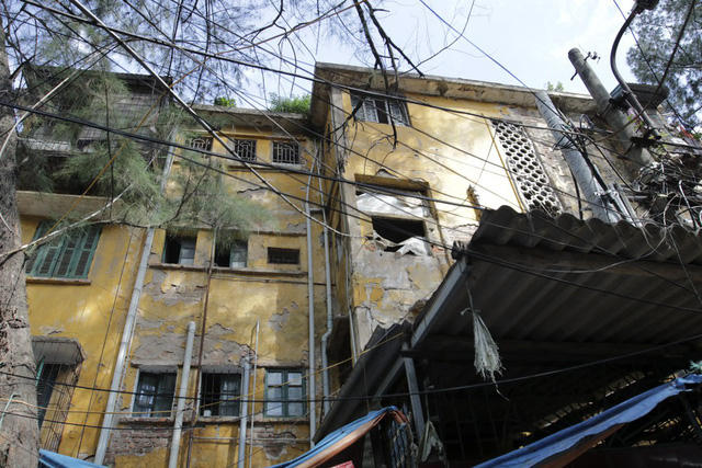 Khu tập thể Kim Liên với các tòa nhà B15, B16 hiện đã cũ nát, các mảng tường bong tróc, những cánh cửa xập xệ được nhìn thấy khắp nơi.