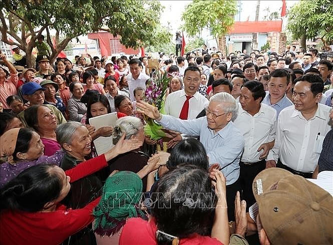 Tổng Bí thư Nguyễn Phú Trọng với nhân dân thôn Thượng Điện, xã Vinh Quang, huyện Vĩnh Bảo trong Ngày hội Đại đoàn kết toàn dân tộc thành phố Hải Phòng (15/11/2017). Ảnh: Trí Dũng/TTXVN