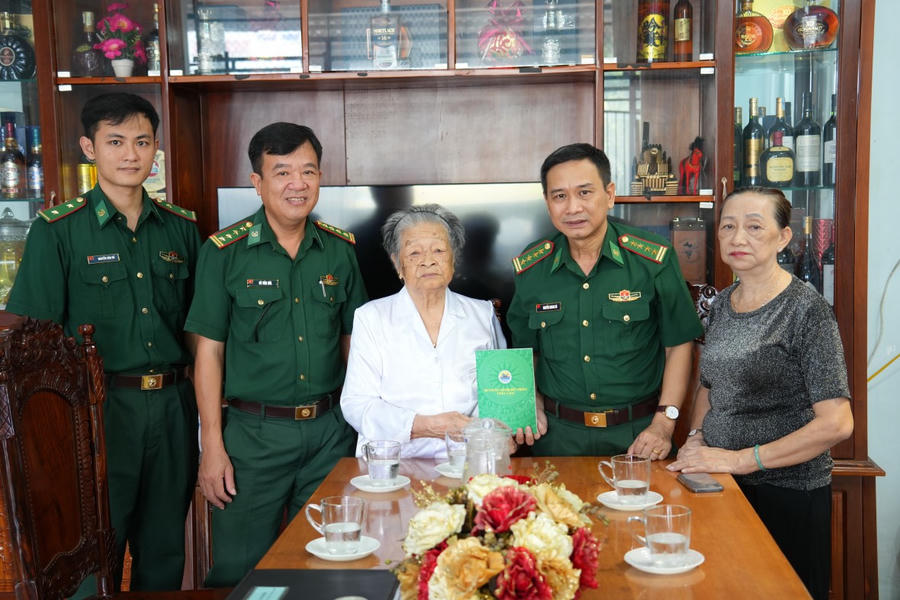 Đại tá Nguyễn Quang Hà - Phó Chính ủy BĐBP tỉnh Cà Mau và đoàn công tác thăm hỏi, động viên tặng quà Mẹ Việt Nam anh hùng Nguyễn Kim Mai (khóm 7, phường Tân Thành).