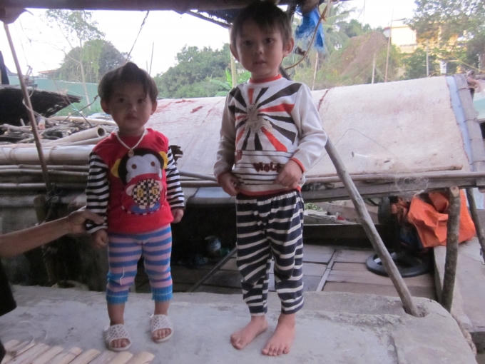 Bọn trẻ được bố mẹ diện cho những bộ quần áo mới.