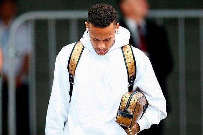 Neymar "cúi đầu" về nước.