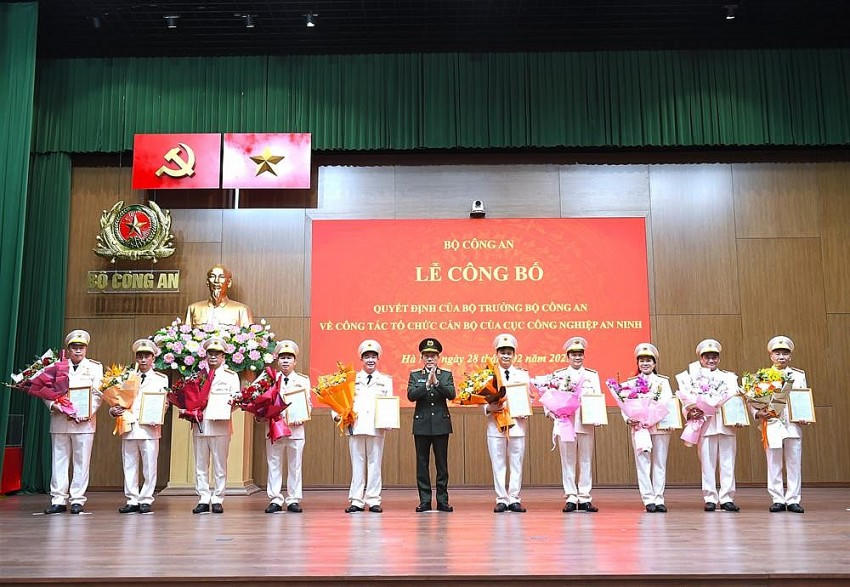 Bộ trưởng Bộ Công an trao Quyết định về việc bổ nhiệm chức vụ Cục trưởng và Phó Cục trưởng Cục Công nghiệp an ninh đối với các đồng chí lãnh đạo.