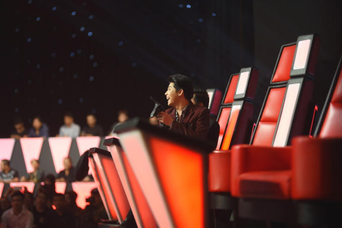Cuộc chiến h&agrave;i hước nhất lịch sử the Voice: Thu Phương cởi &aacute;o kho&aacute;c, T&oacute;c Ti&ecirc;n th&aacute;o găng tay để