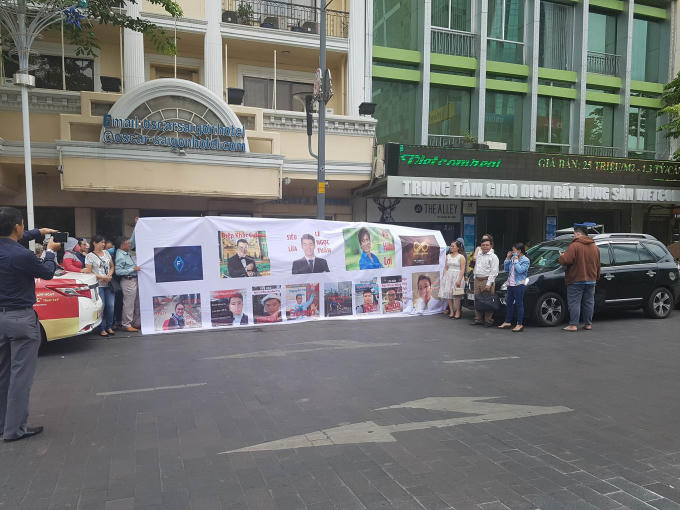 Người dân tụ tập trên đường Nguyễn Huệ, quận 1, TP HCM để phản đối công ty tiền ảo lừa đảo 15 nghìn tỉ của khách hàng.