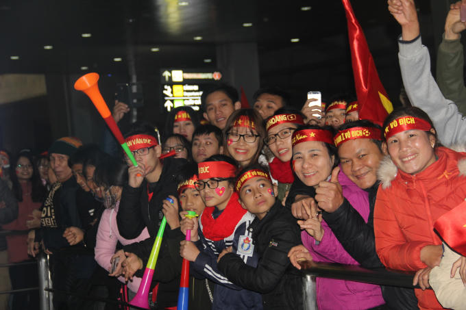 Cổ động viên Nghệ An đợi chờ được gặp các "chiến binh" dù thời tiết ở Nghệ An khá lạnh.