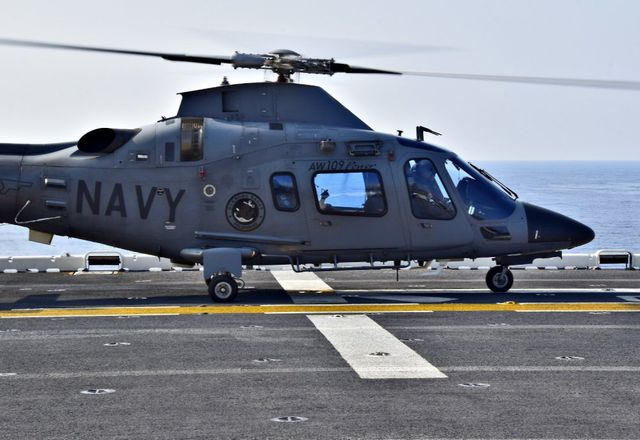 Máy bay trực thăng tấn công đa nhiệm AW-109 của Philippines đậu trên tàu USS Wasp của Mỹ trong buổi tập trận.