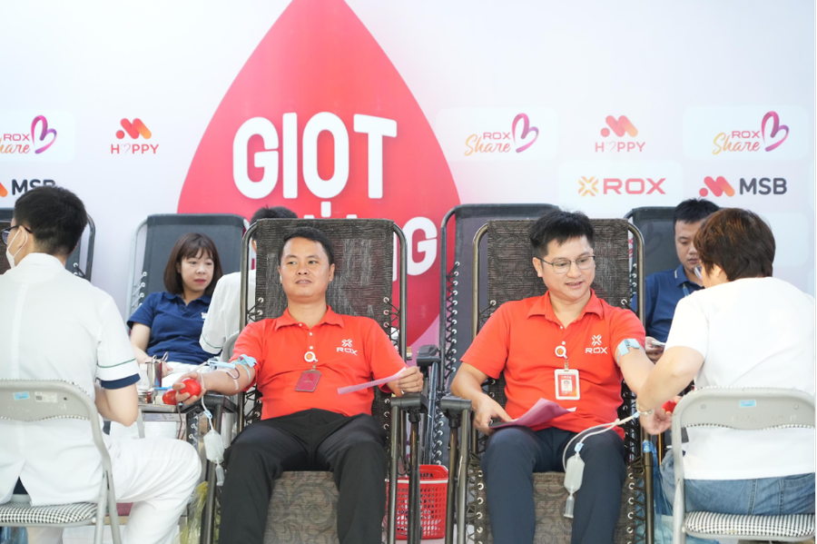 Cán bộ nhân viên ROX Group cùng nhau tham gia hiến máu, lan tỏa yêu thương và ‘trách nhiệm chủ động’ với cộng đồng.