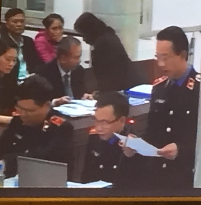 Đại diện VKS đọc cáo trạng truy tố các bị cáo.