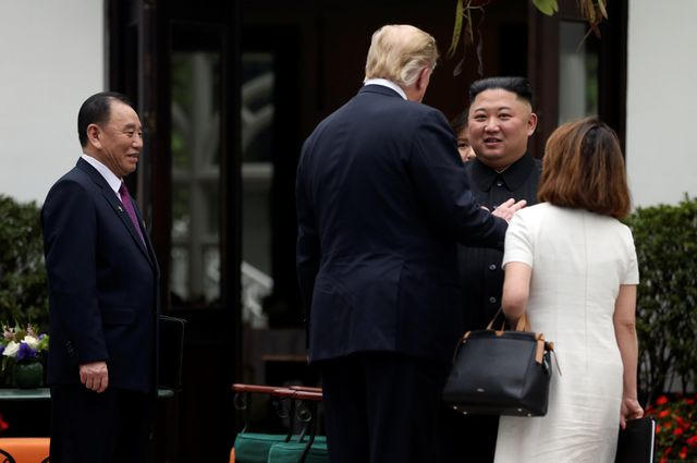 Sau cuộc trao đổi riêng và đi dạo cùng nhau, Tổng thống Trump và Chủ tịch Kim đã gặp các trợ lý để chuẩn bị bước vào phiên họp mở rộng dự kiến kéo dài 2 giờ đồng hồ.