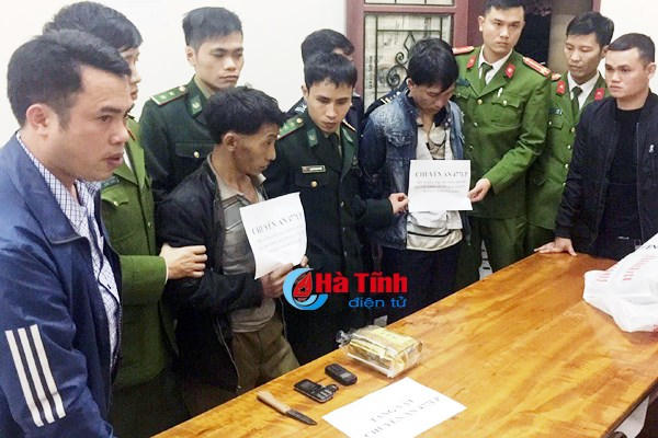 2 đối tượng cùng tang vật bị bắt giữ. (Ảnh: báo Hà Tĩnh)