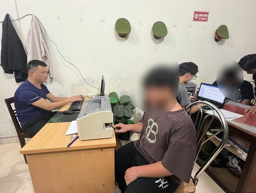 N.M.C. và T.A.K. tại Công an TP Cao Bằng do đăng tải hình ảnh mang dao, kiếm ra đường.

			(Ảnh: Báo Cao Bằng).