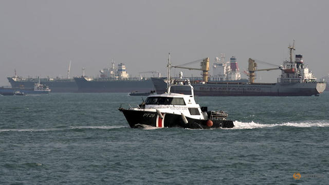 Tàu tuần duyên của Singapre tuần tra khu vực ngoài khơi. (Ảnh: Reuters)