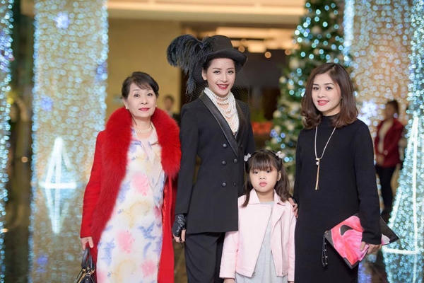 Chipu bên mẹ và chị gái. Ảnh: Internet