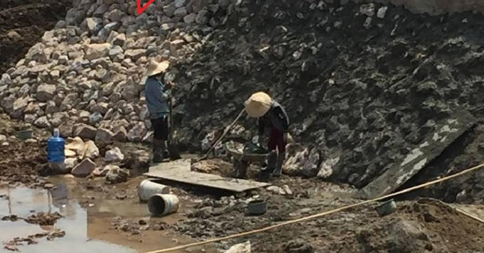 Công trình “xây dựng hạng mục cầu, đường đầu cầu và hạng mục kỹ thuật khác” đoạn Cầu Khum – Cầu Đìa Sáo khiến dư luận e ngài về chất lượng thi công.