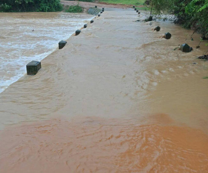 Nhiều tuyến đường trên địa bàn tỉnh Nghệ An bị cô lập do mưa lớn kéo dài.