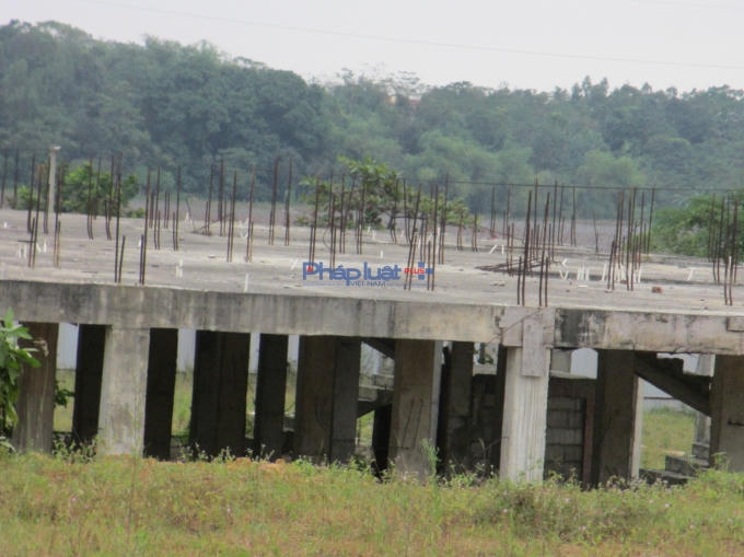 Công trình thi công bị tạm ngưng không rõ lí do (Ảnh: Thu Hường)