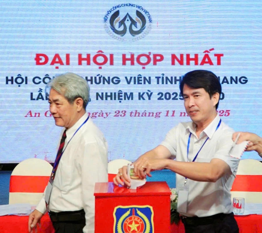 Đại biểu tham gia đại hội quyên góp ủng hộ đồng bào gặp lũ lụt, thiên tại tại miền Trung và Tây Nguyên đợt vừa qua