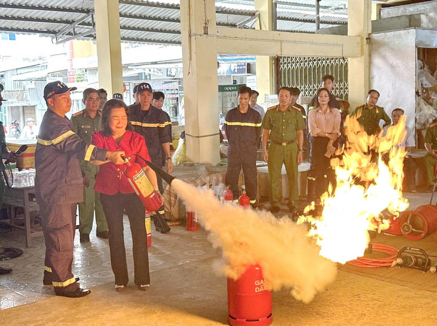 Cán bộ Phòng Cảnh sát PCCC và CNCH Công an tỉnh Cà Mau, hướng dẫn kỹ năng chữa cháy cho người dân.