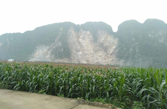 Khai thác cắt tầng sai phép tại mỏ đá Hang Voi, huyện Lạc Thủy