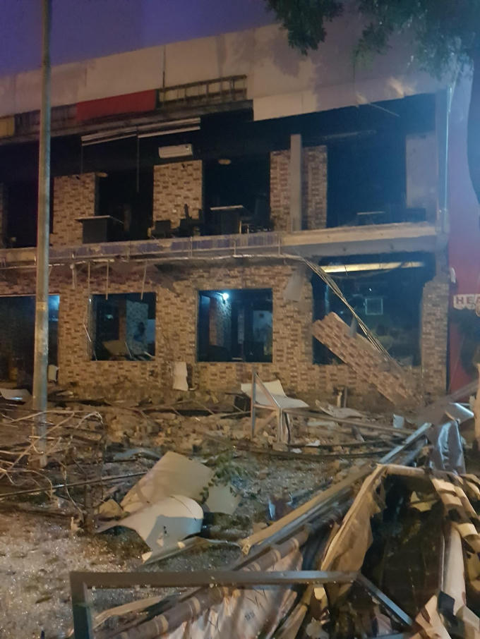 Áp lực từ vụ nổ khiến một phần tường của tòa nhà đổ sập.