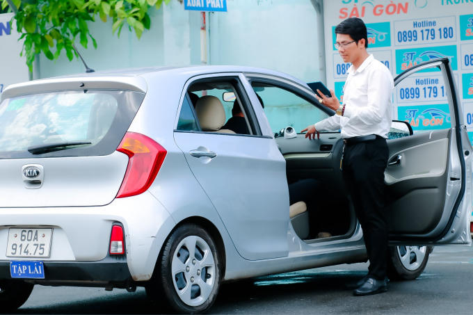 Ông Ngô Trí Thắng, Phó Tổng Giám đốc giám sát xuyên suốt quá trình hoạt động của các thiết bị, ứng dụng mà ông cùng các đồng nghiệp tạo nên