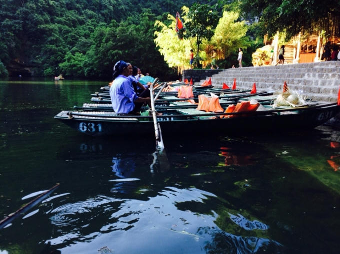 Các cô lái thuyền đang trò chuyện rôm rả trong lúc chờ khách .