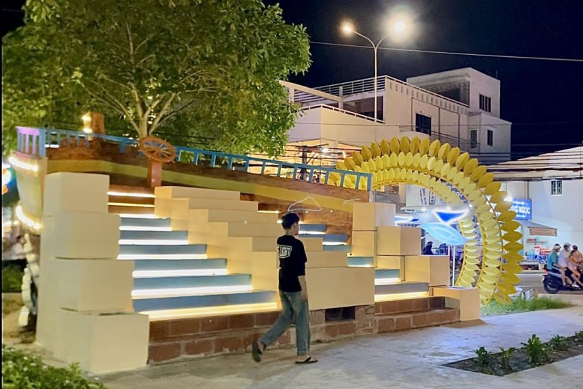 Cần có phương án chỉnh sửa hạng mục con tàu cho phù hợp tổng thể. Ảnh: Kim Ngân