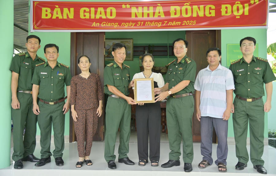 Đại tá Lê Hoàng Việt bàn giao nhà cho Đại úy quân nhân chuyên nghiệp Nguyễn Trung Kiên.