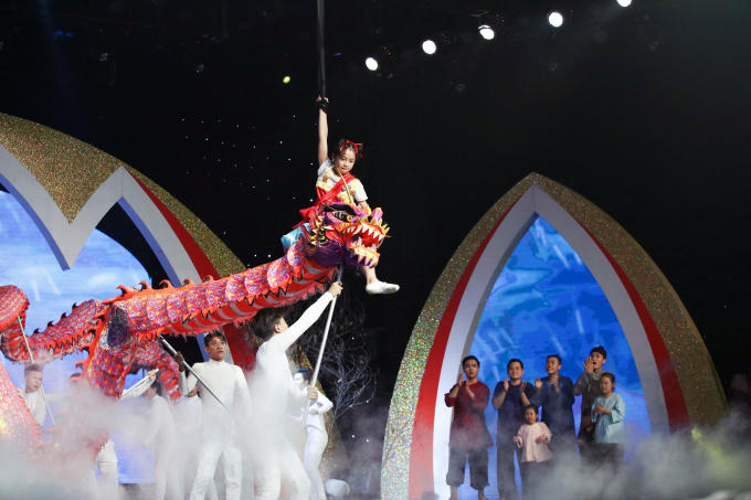 Cậu bé 12 tuổi ngậm dầu phun lửa, đu dây bay trên không như diễn viên chuyên nghiệp