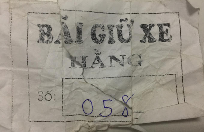 Một mẫu giấy "bãi giữ xe Hằng".