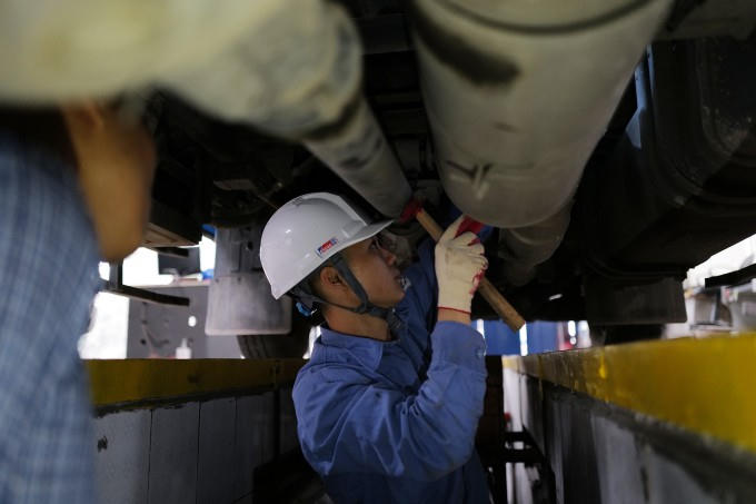 Kiểm tra xe tại một trung tâm đăng kiểm.