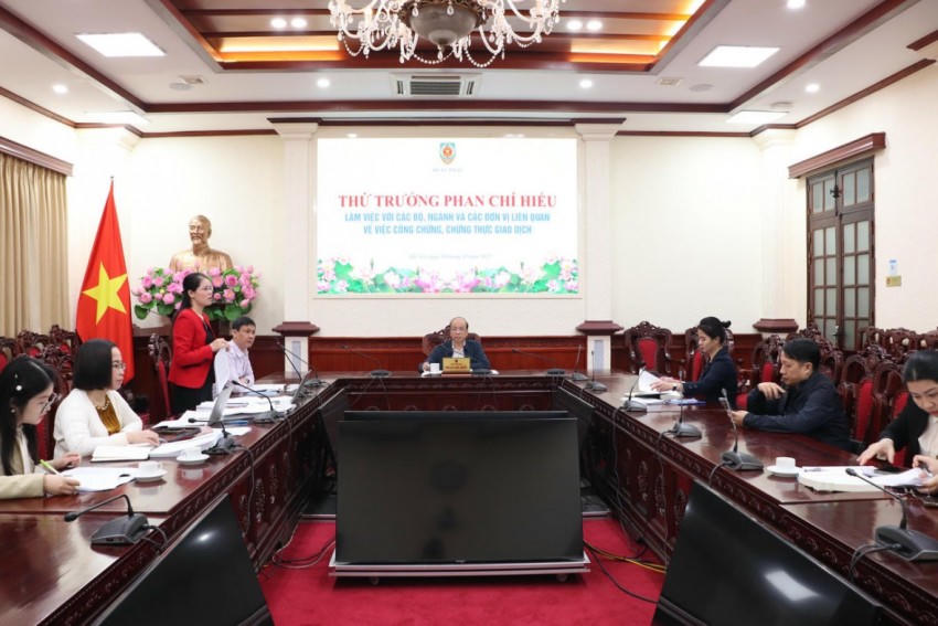 Quang cảnh buổi làm việc.
