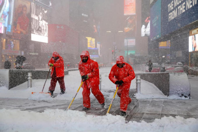 Cơ quan Vệ sinh Môi trường thành phố New York đã cử 2.400 công nhân và 1.600 máy xúc tuyết làm việc theo ca kéo dài 12 giờ.